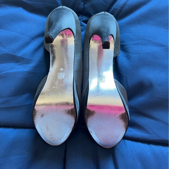 E Live From the Red Carpet Gray Jewel Bow Heels – Size 8 Elegant Pumps - Picture 7 of 9